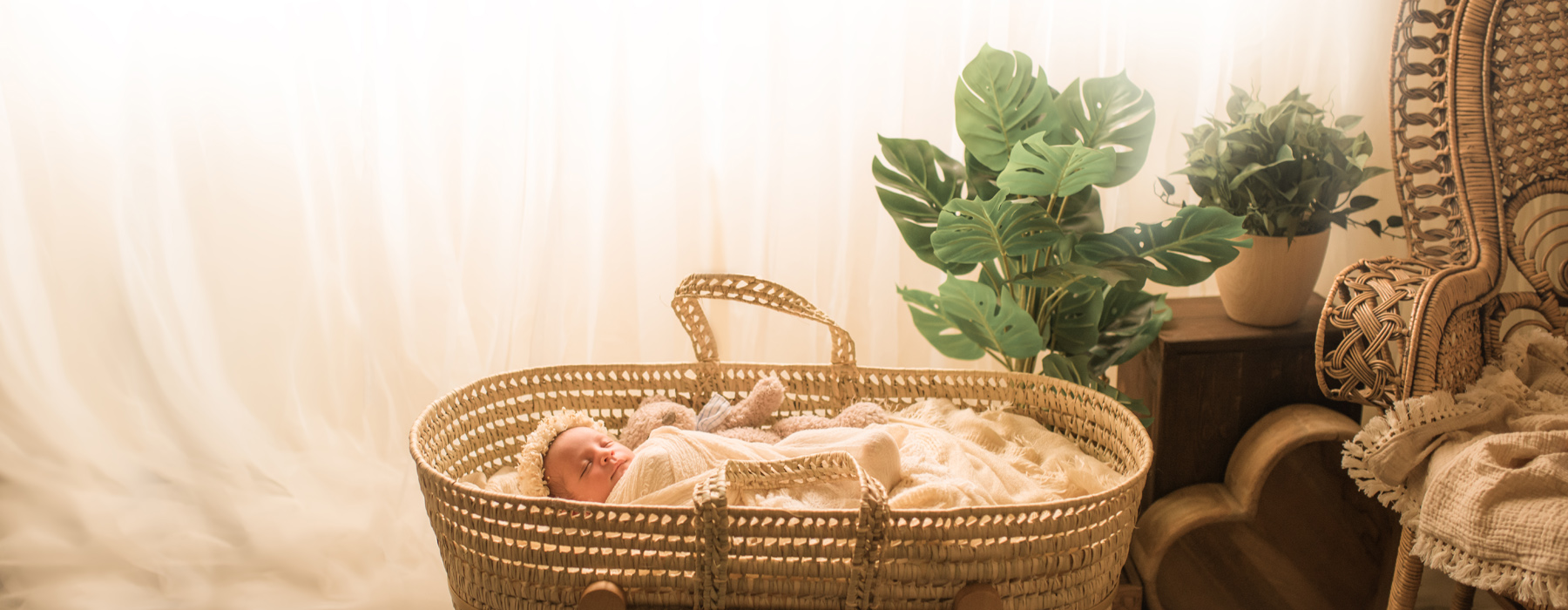 تصوير حديثي الولادة بنمط بوهيمي باستخدام ضوء طبيعي